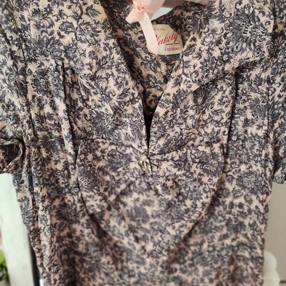 Exquisite vintage dress dark floral on delicate pink✨️